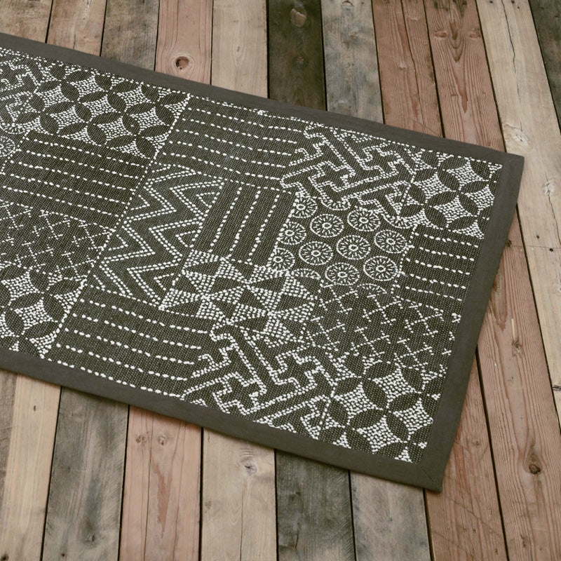 Cotton printed rug in grey colour with geometric print