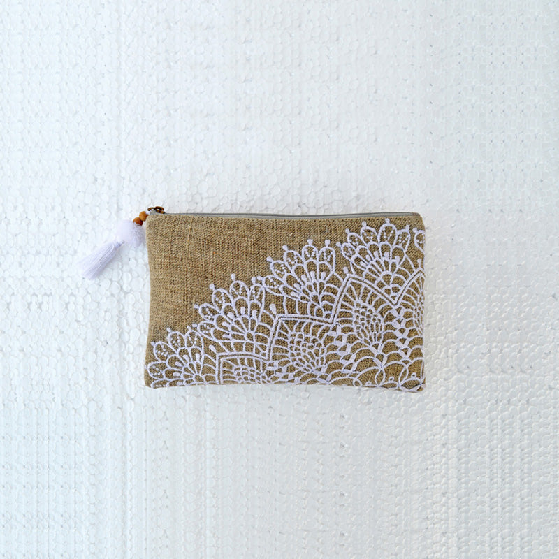 Linen embroidered purse, crochet pattern