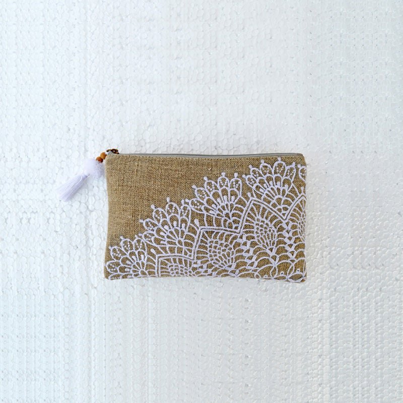 Linen embroidered purse, crochet pattern