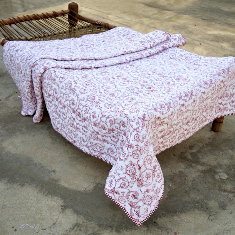 Swirl - Quilted cotton bedspread wth red victorian swirl print