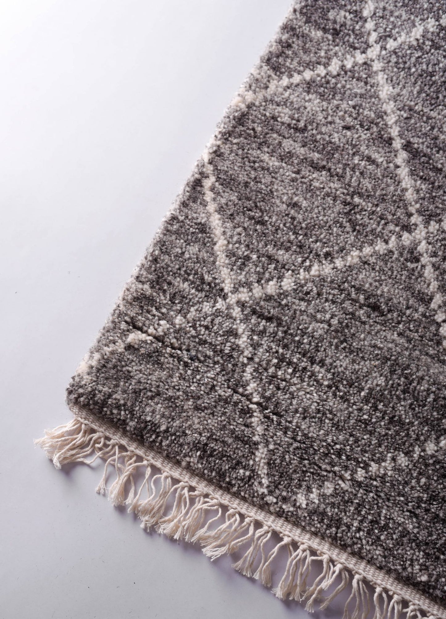 Moroccan hand tufted wool rug, Grey and white colour