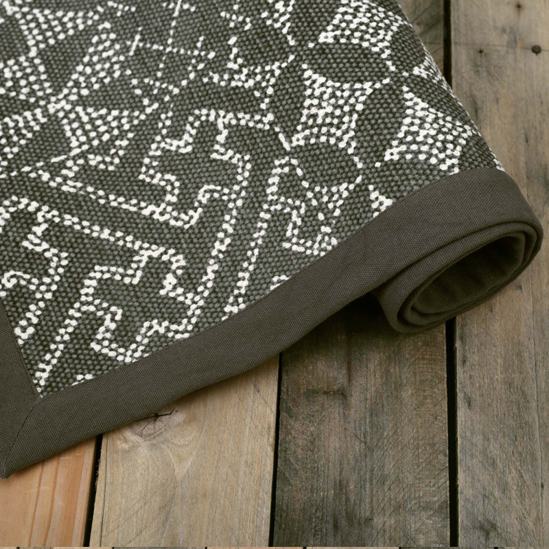 Cotton printed rug in grey colour with geometric print