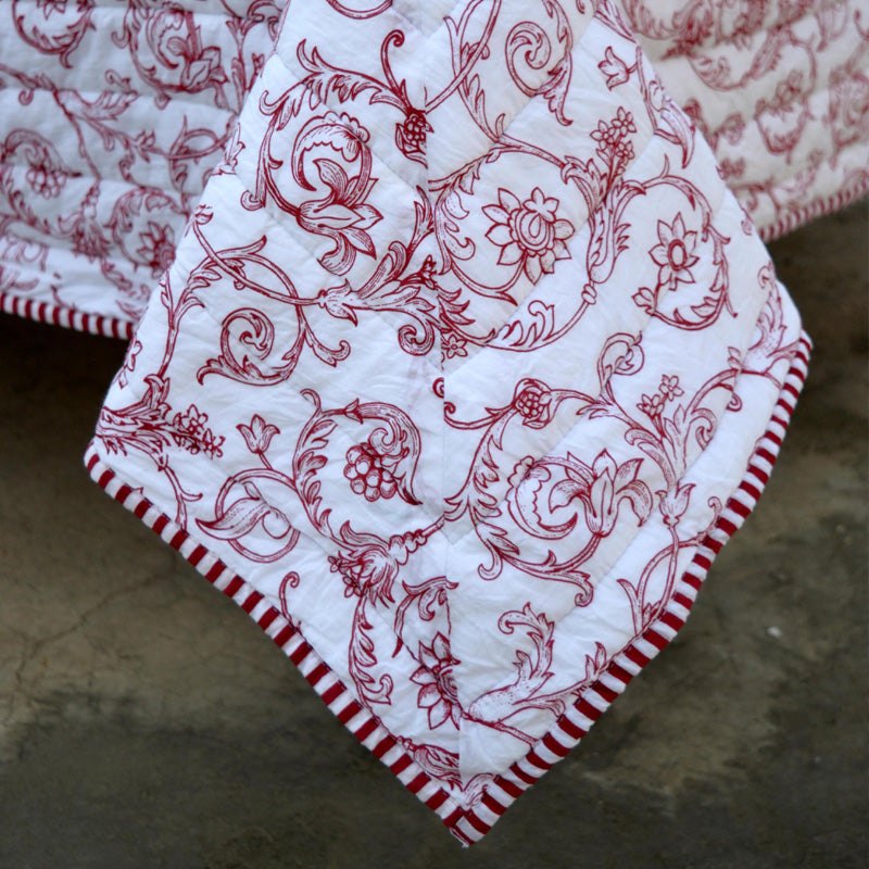 Swirl - Quilted cotton bedspread wth red victorian swirl print