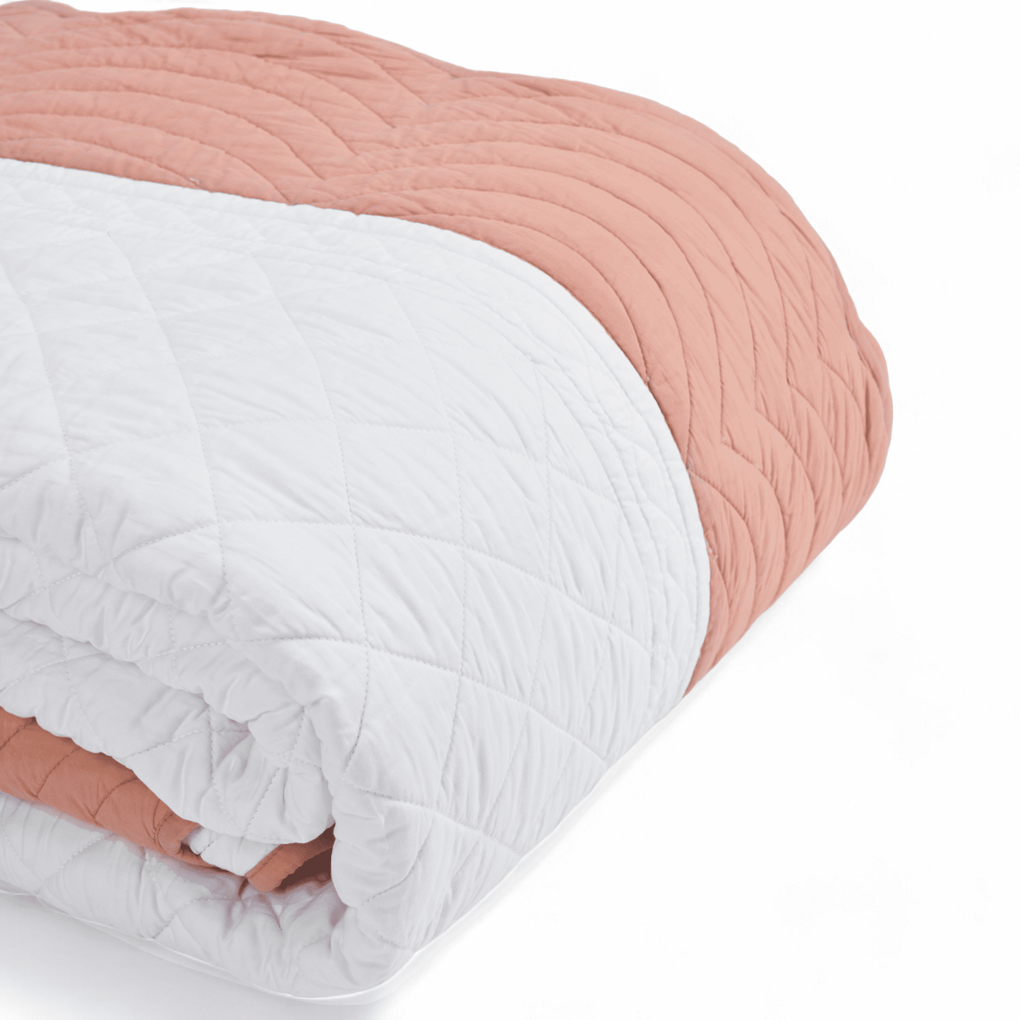 AMOUR - White and coral cotton quilt with scalloped border
