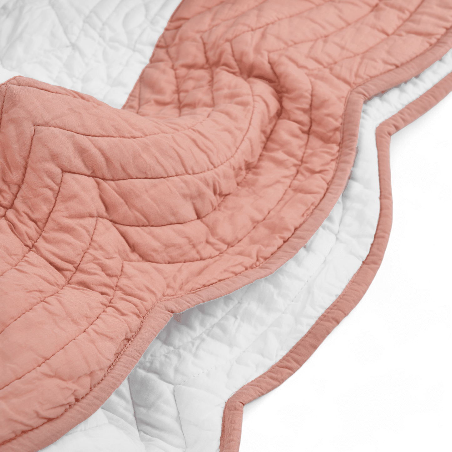 AMOUR - White and coral cotton quilt with scalloped border