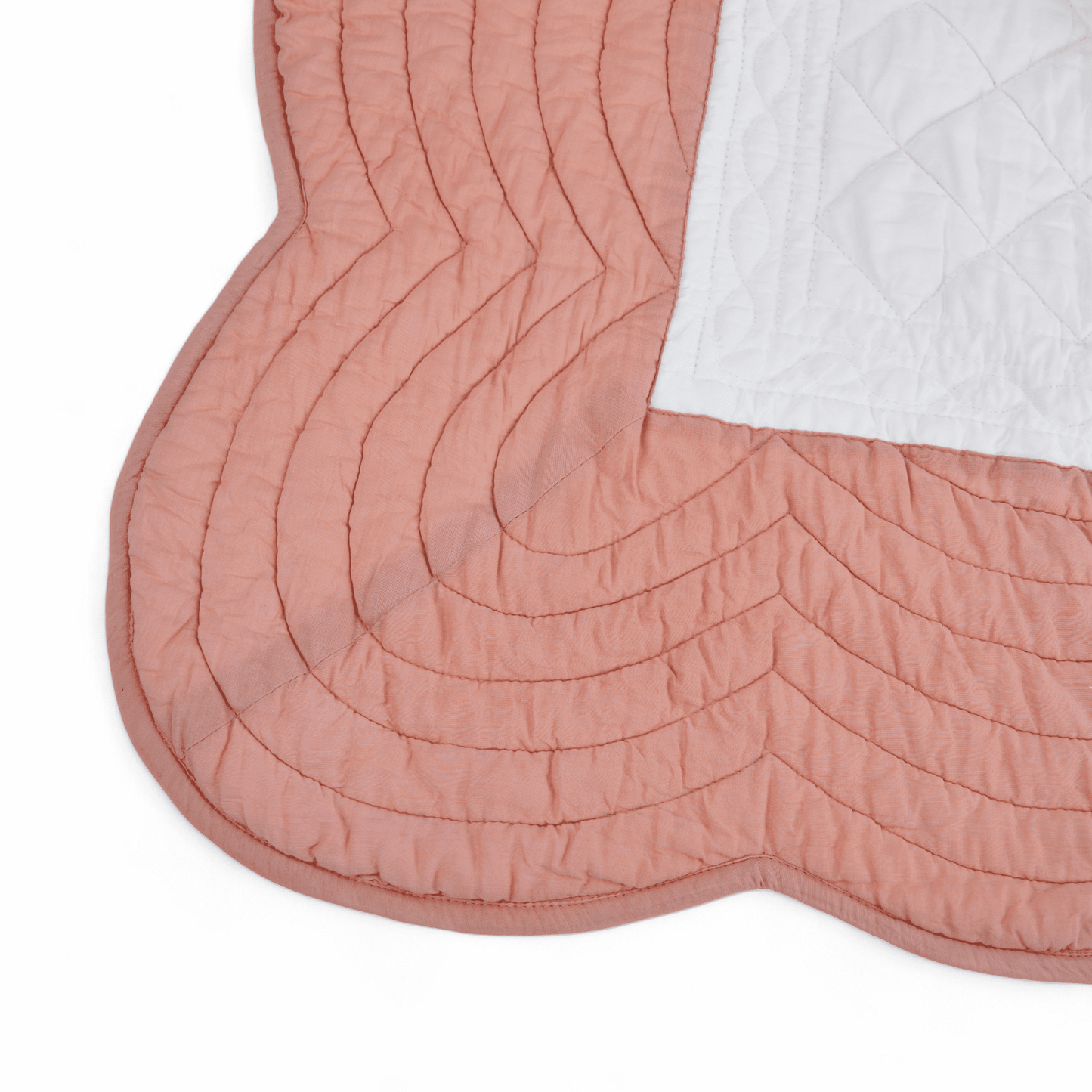AMOUR - White and coral cotton quilt with scalloped border