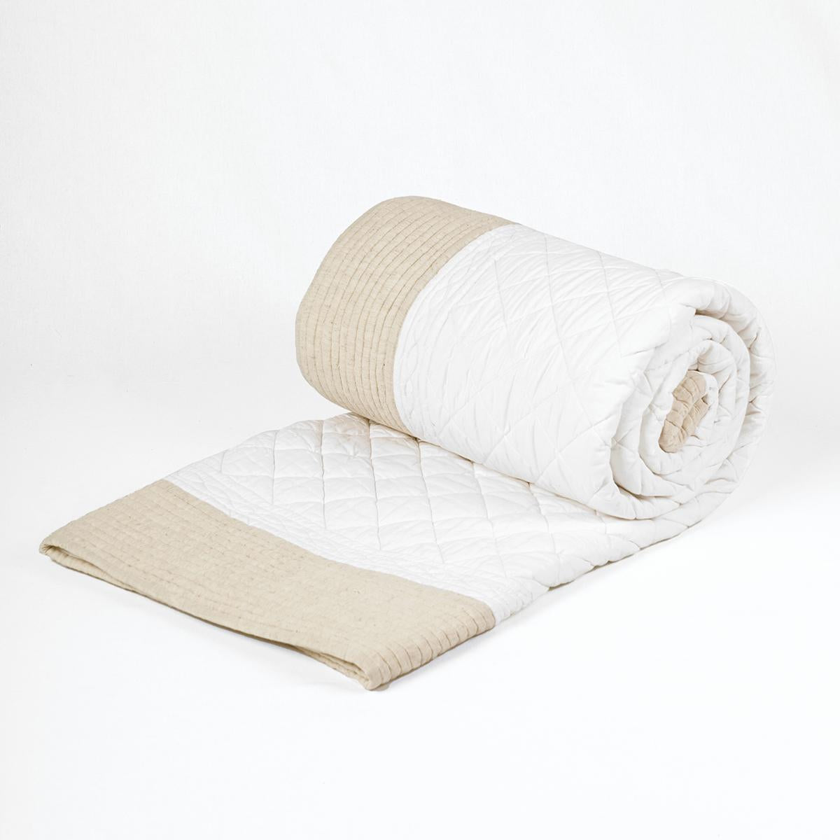 SHWET - Natural And white Quilt with 2 coordinated pillow cases, Sizes available