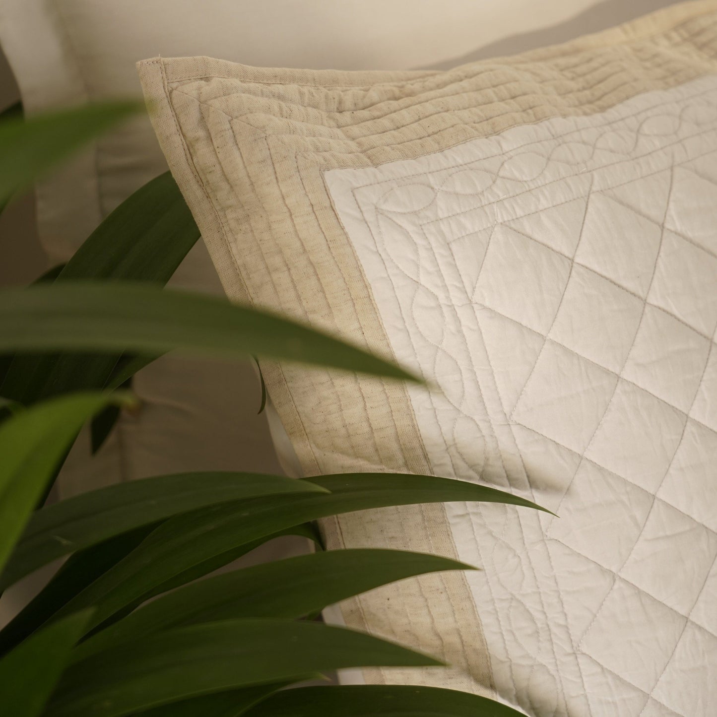 SHWET - Natural And white Quilt with 2 coordinated pillow cases, Sizes available