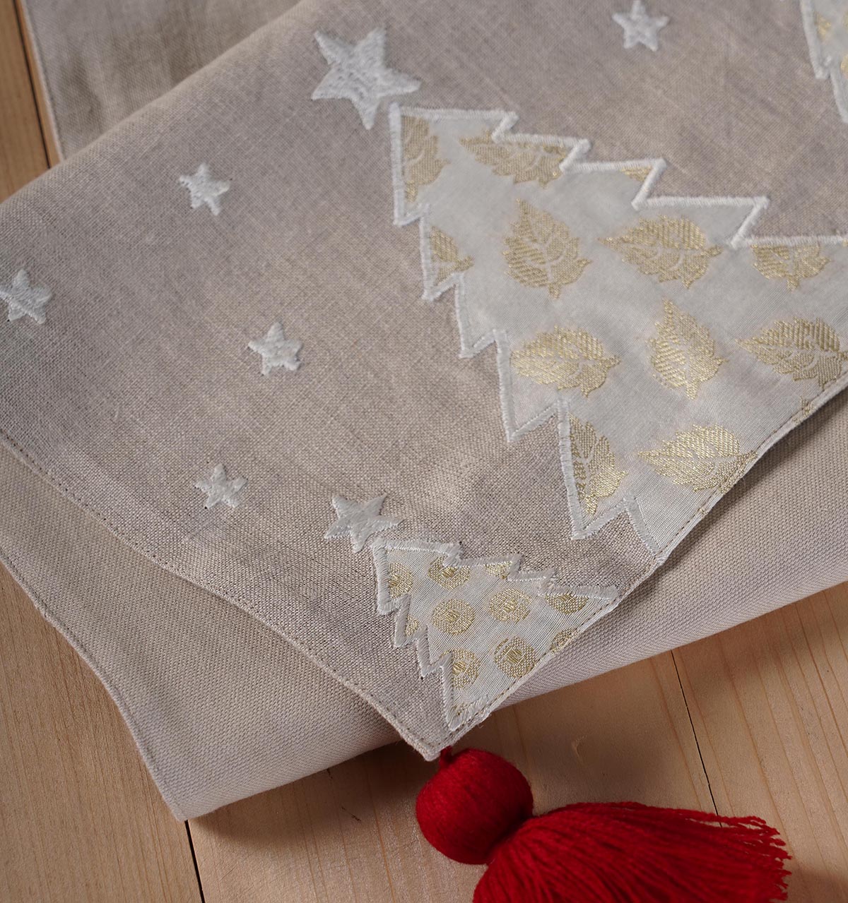 Linen Christmas table runner, Christmas tree pattern, embroidery and applique, sizes available