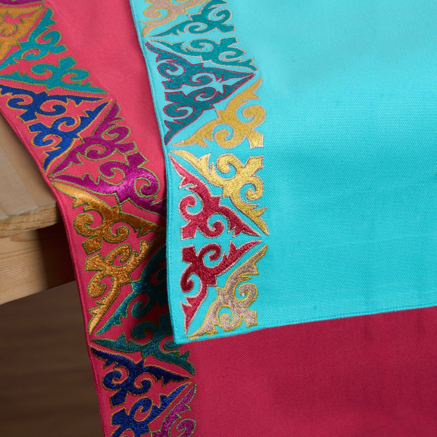 KASHIDAKAARI - Turquoise Table runner, embroidered geometrical pattern