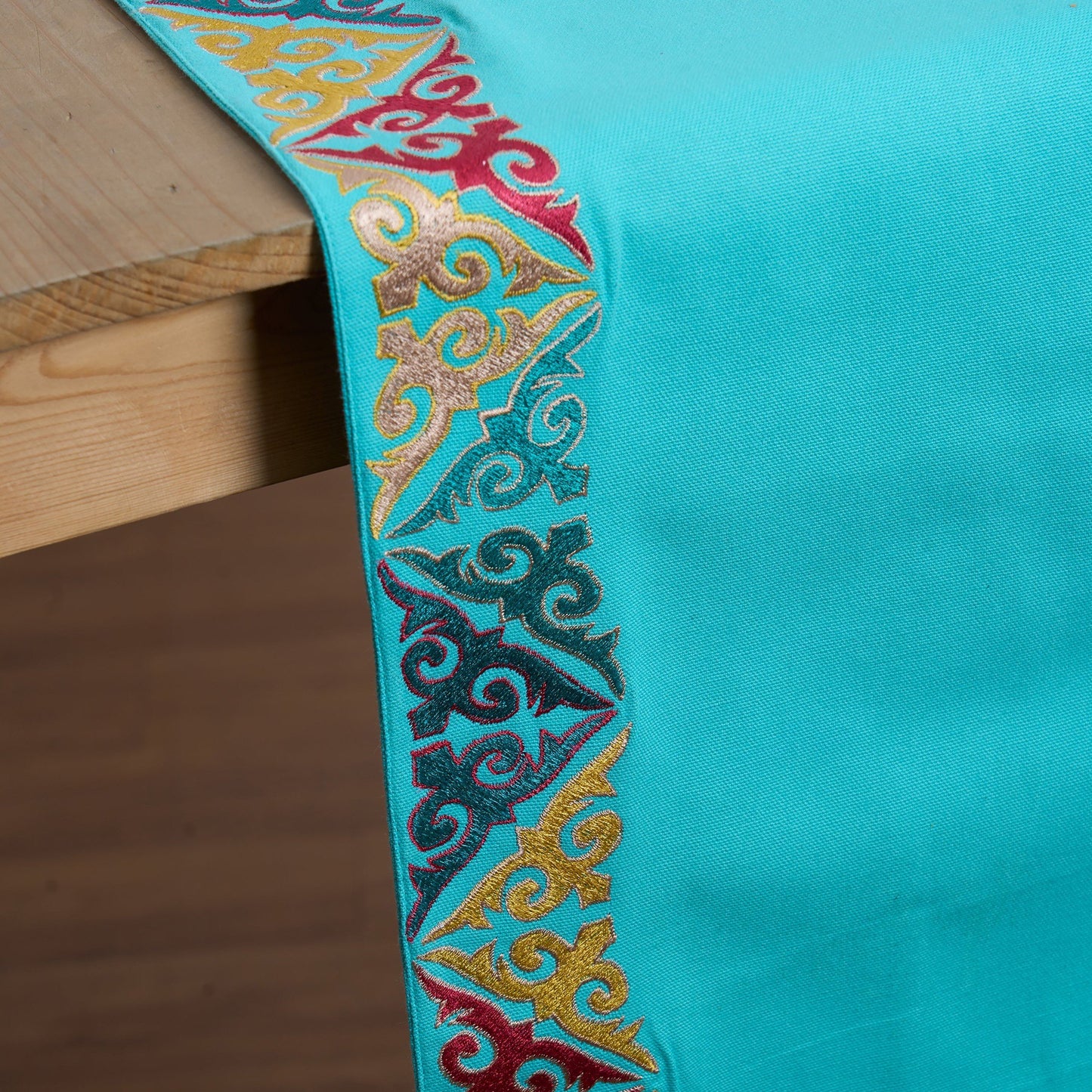 KASHIDAKAARI - Turquoise Table runner, embroidered geometrical pattern