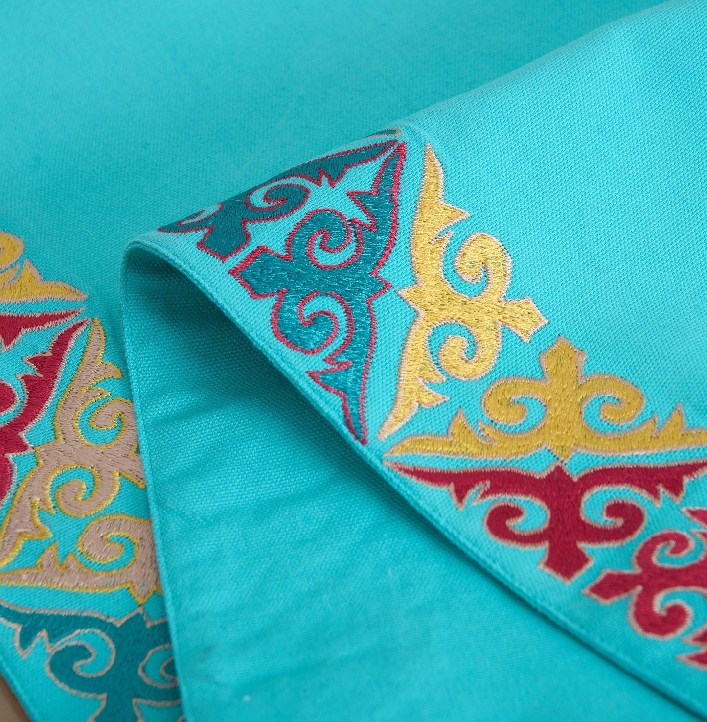 KASHIDAKAARI - Turquoise Table runner, embroidered geometrical pattern