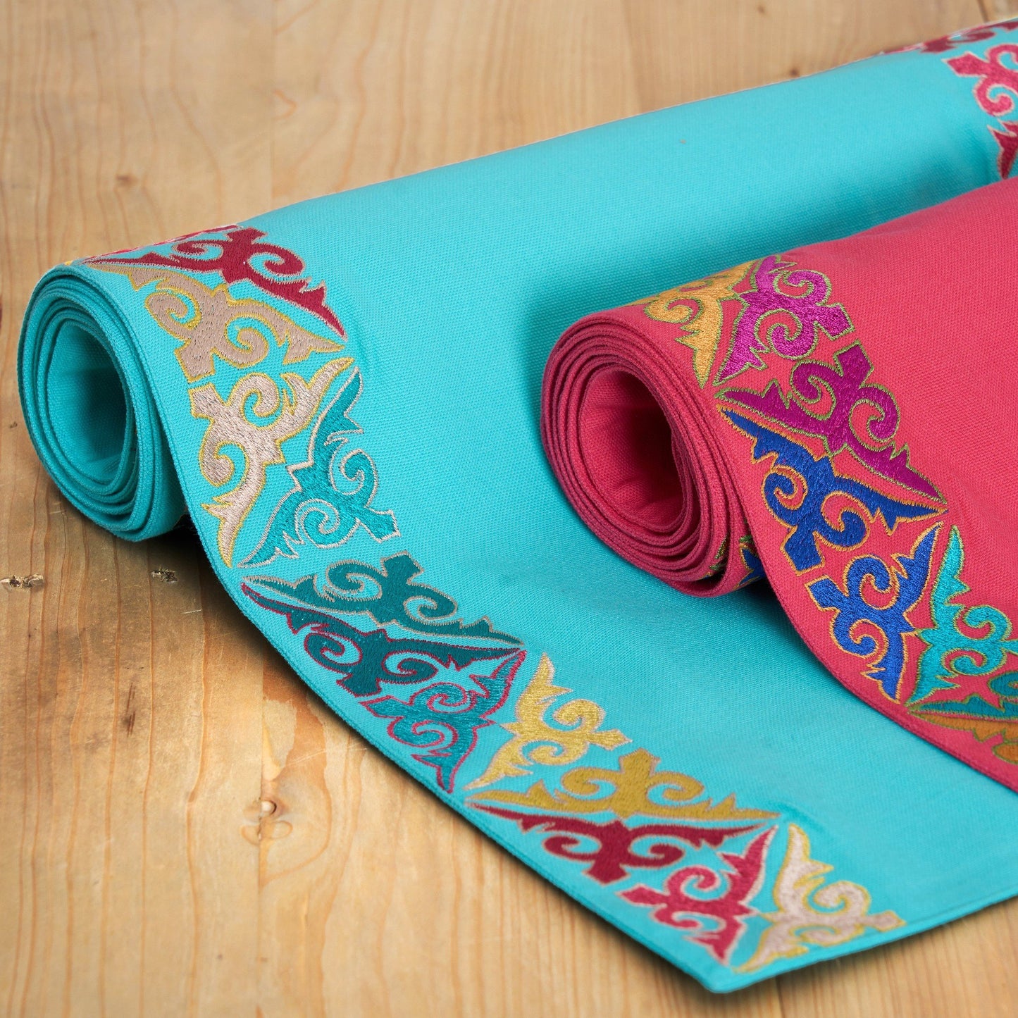 KASHIDAKAARI - Turquoise Table runner, embroidered geometrical pattern