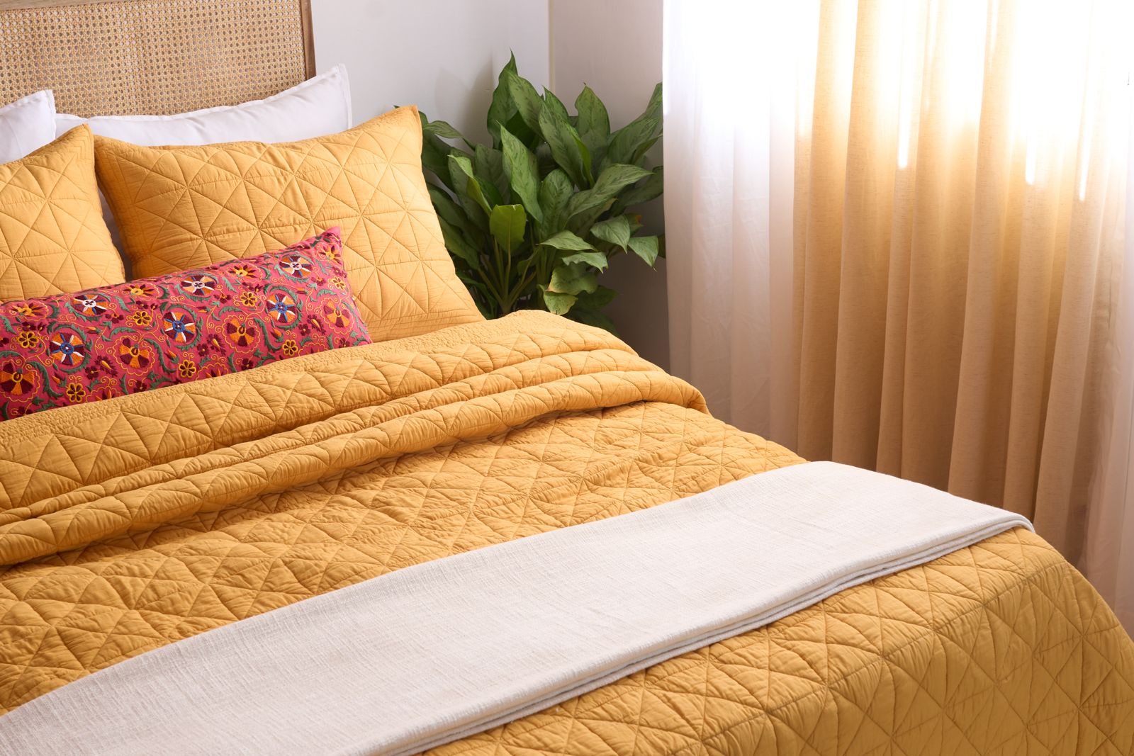 Summer Blankets vs. Winter Blankets: What’s Best for Your Bedroom?