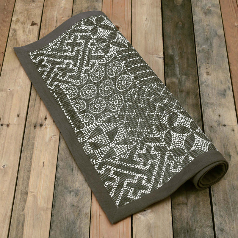 Cotton printed rug in grey colour with geometric print