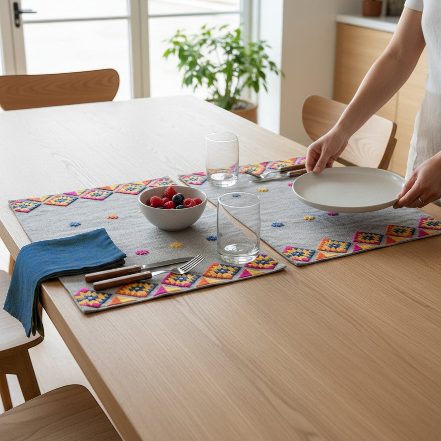 FOLK Pure Linen Table Mats – with Multicolour Kilim Embrdoiery - Vliving