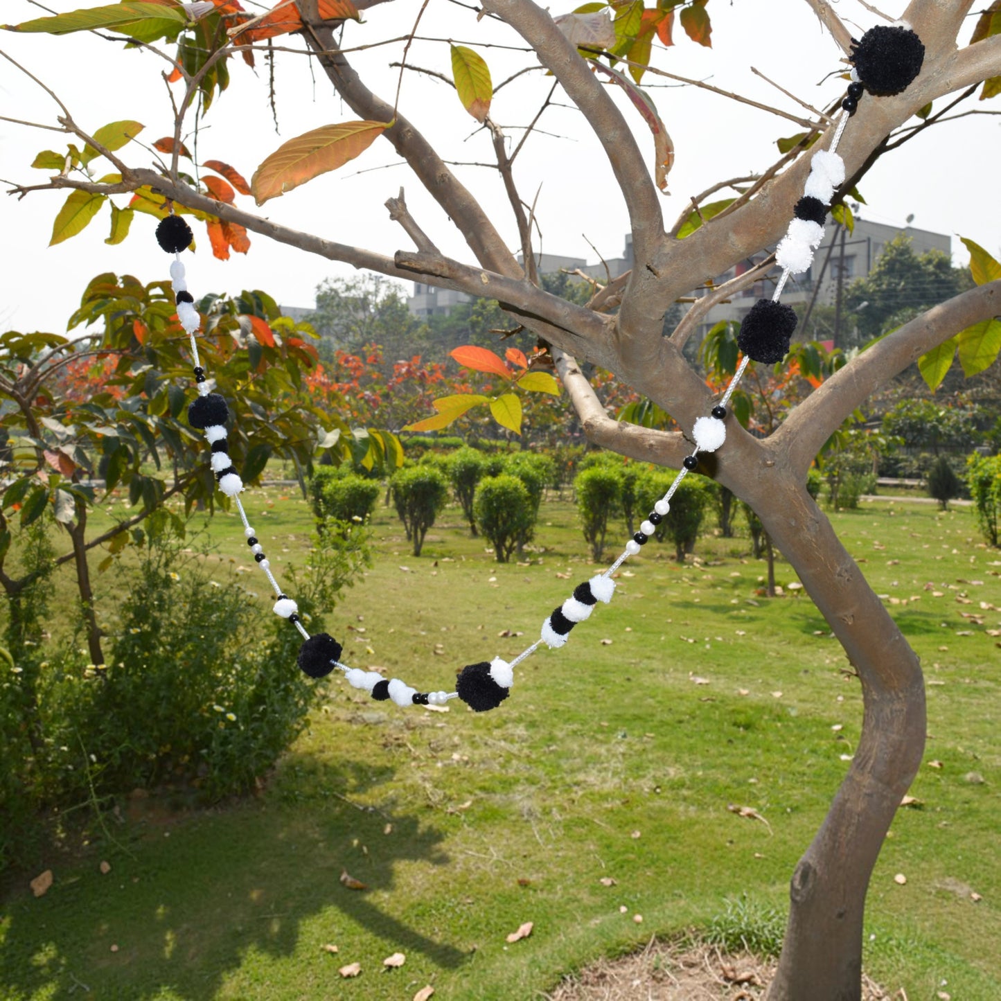 Handmade Black & White Pompom Garland – Felt & Wool | Bohemian Home Decor (1 mt) - Vliving