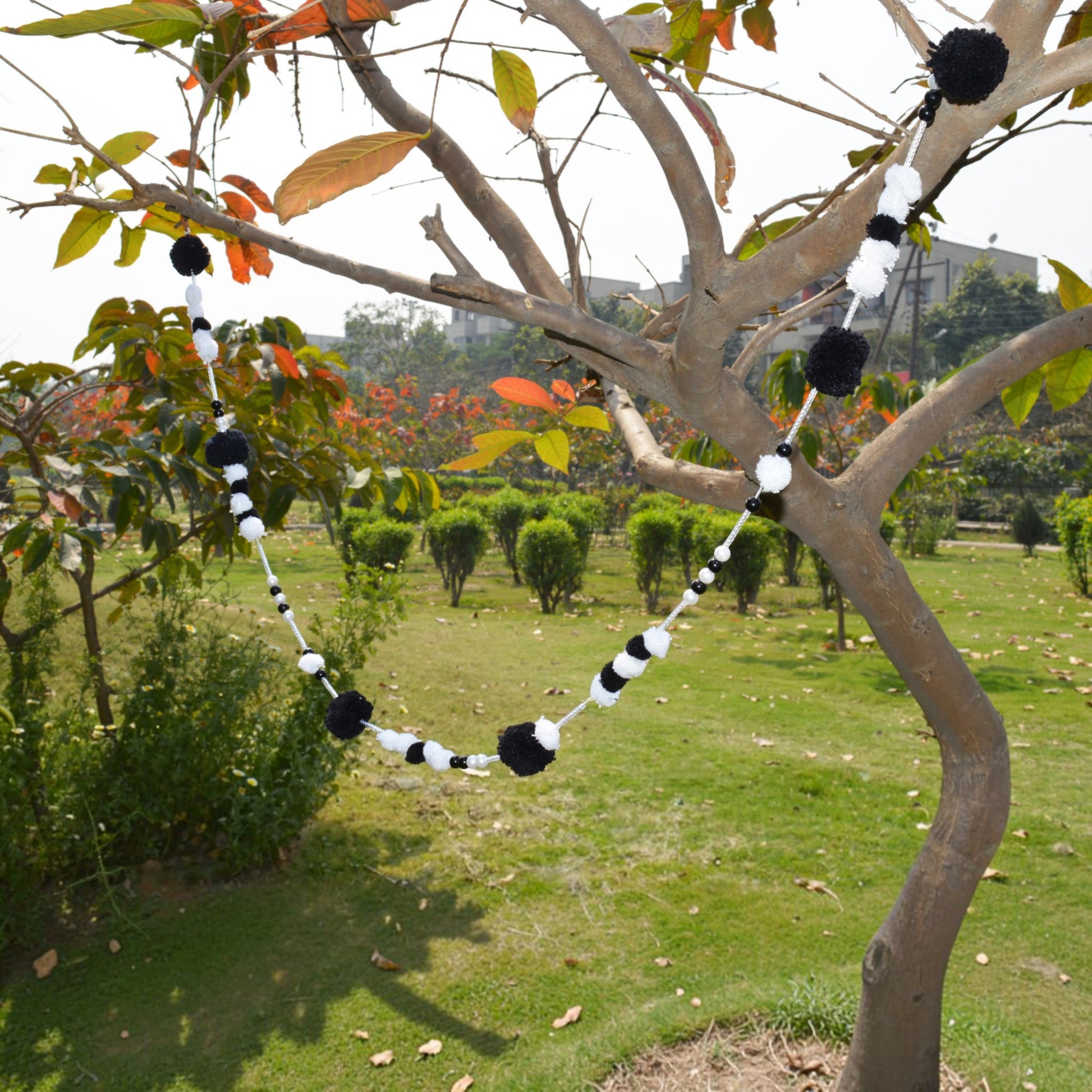 Handmade Black & White Pompom Garland – Felt & Wool | Bohemian Home Decor (1 mt) - Vliving