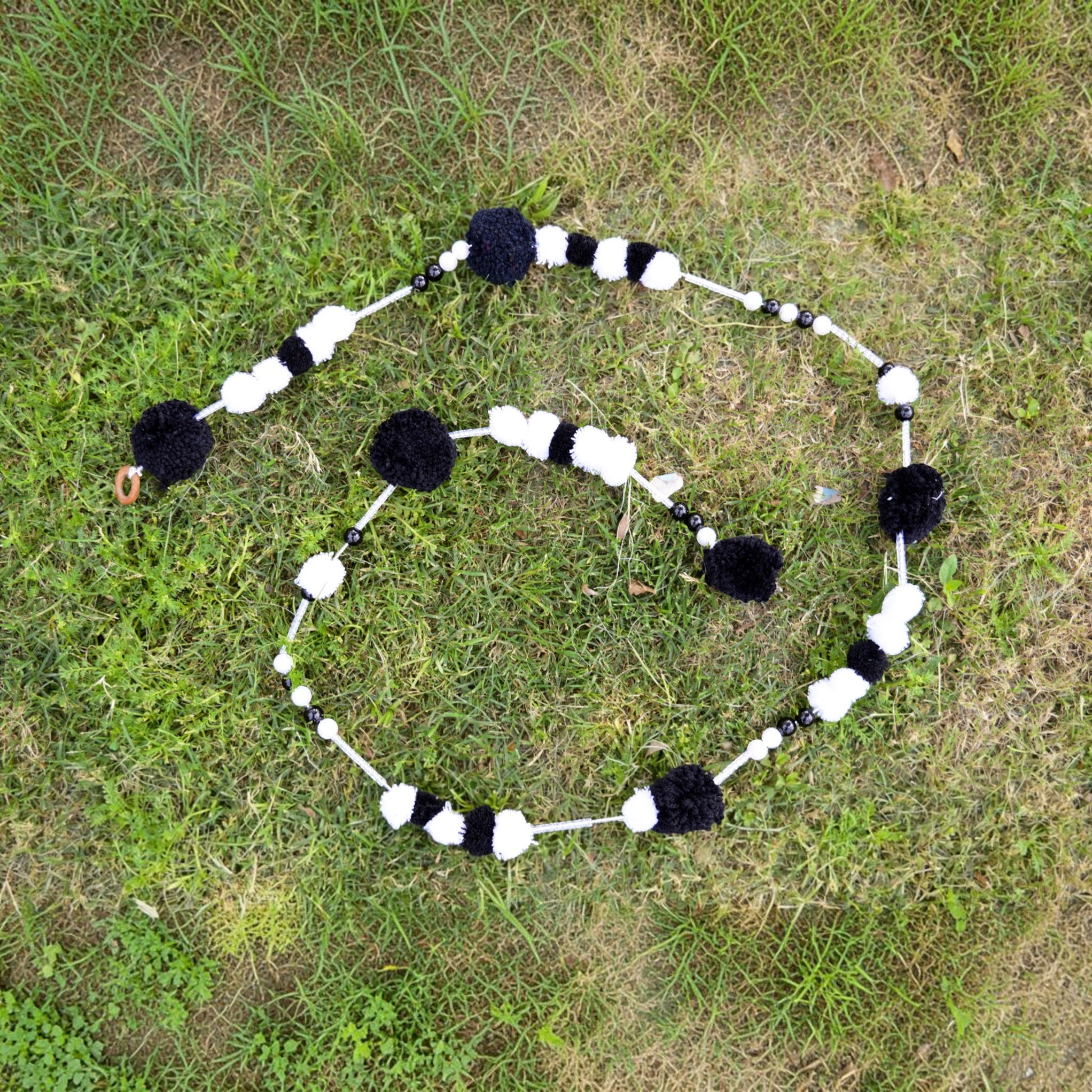 Handmade Black & White Pompom Garland – Felt & Wool | Bohemian Home Decor (1 mt) - Vliving