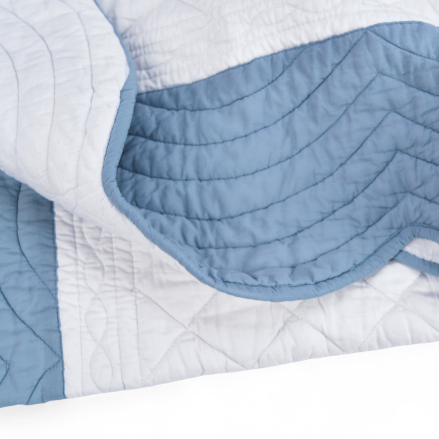 AMOUR - White and duck egg cotton quilt with scalloped border