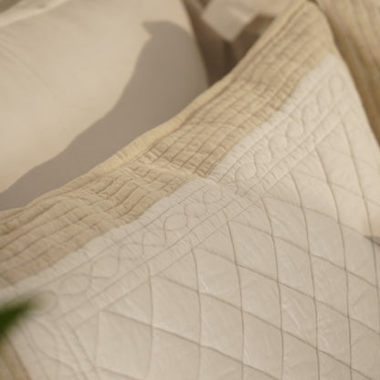 SHWET - Natural And white Quilt with 2 coordinated pillow cases, Sizes available