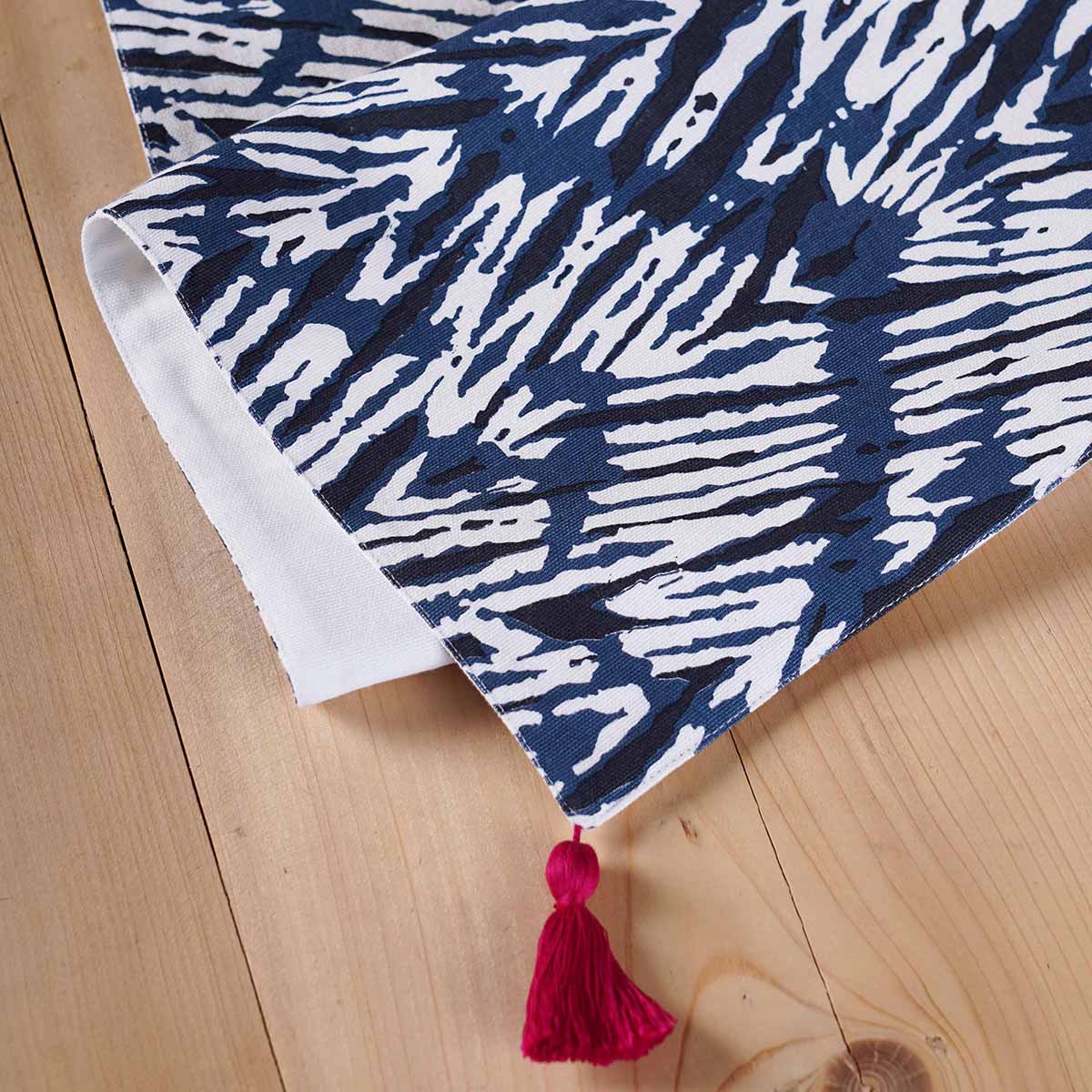 Shibori Chevron pattern - Table Runner in Indigo blue