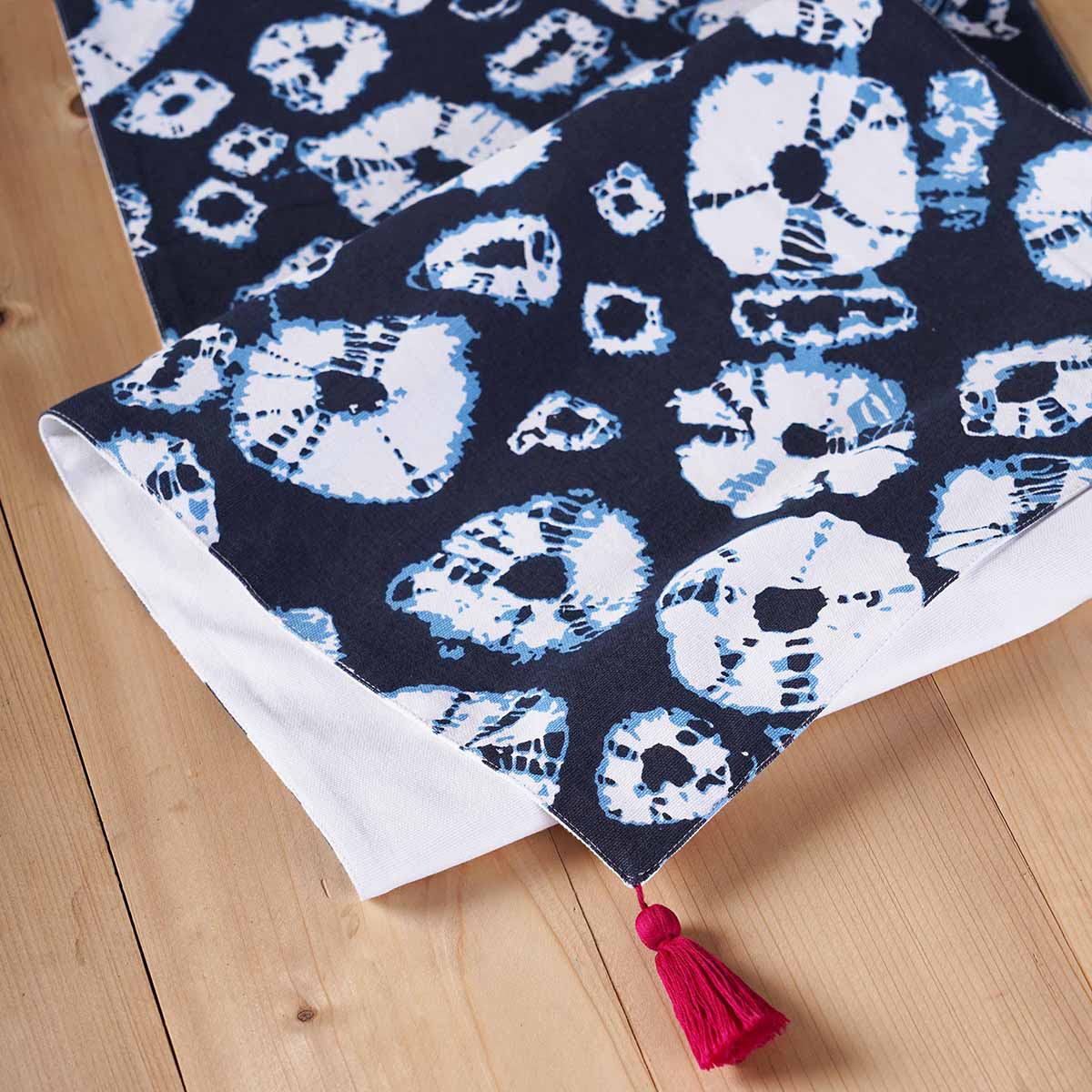 Shibori Diamond pattern - Table Runner in Indigo blue