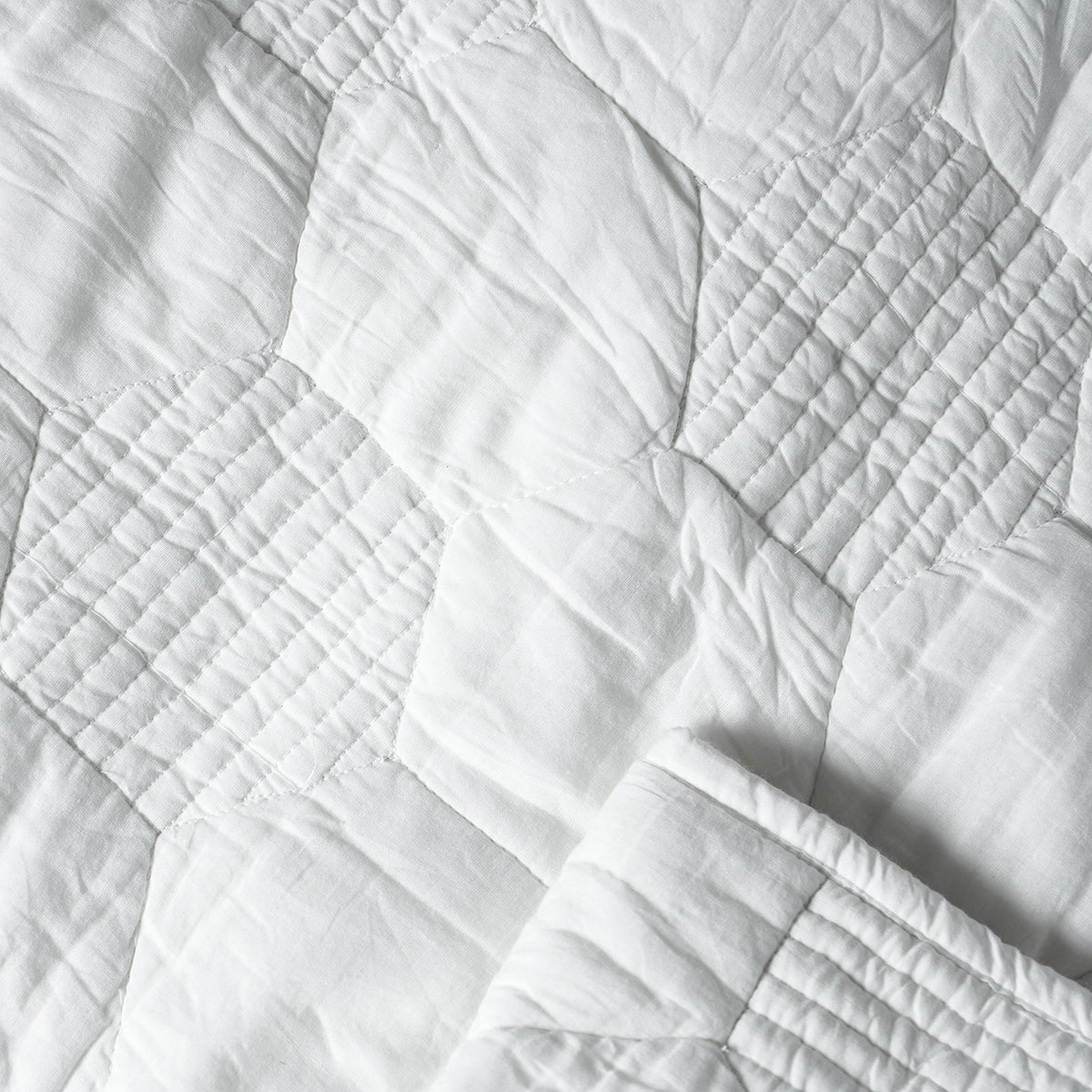 SHWET - White cotton quilted bedspread with hexagon pattern, Sizes available