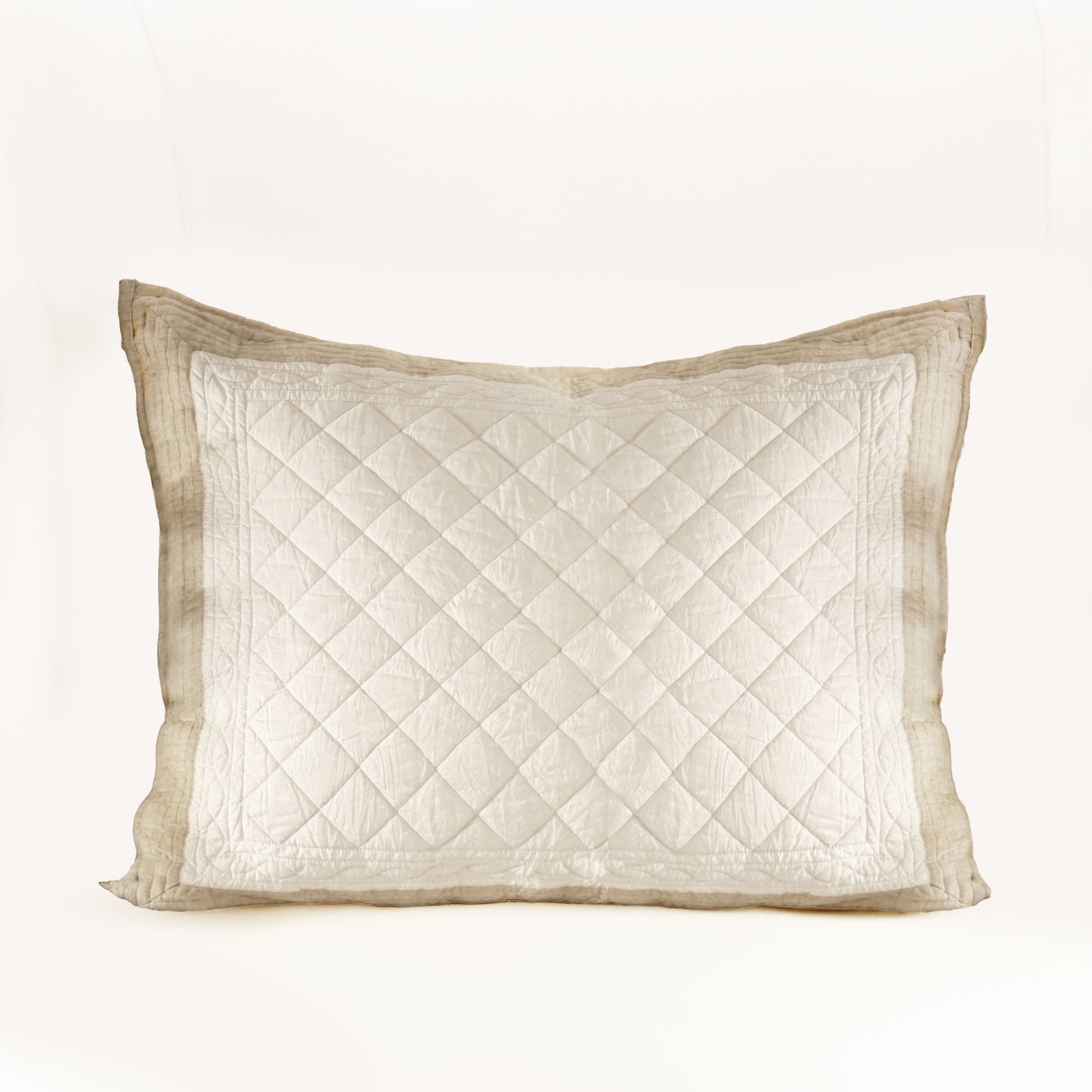 SHWET - Natural And white Quilt with 2 coordinated pillow cases, Sizes available