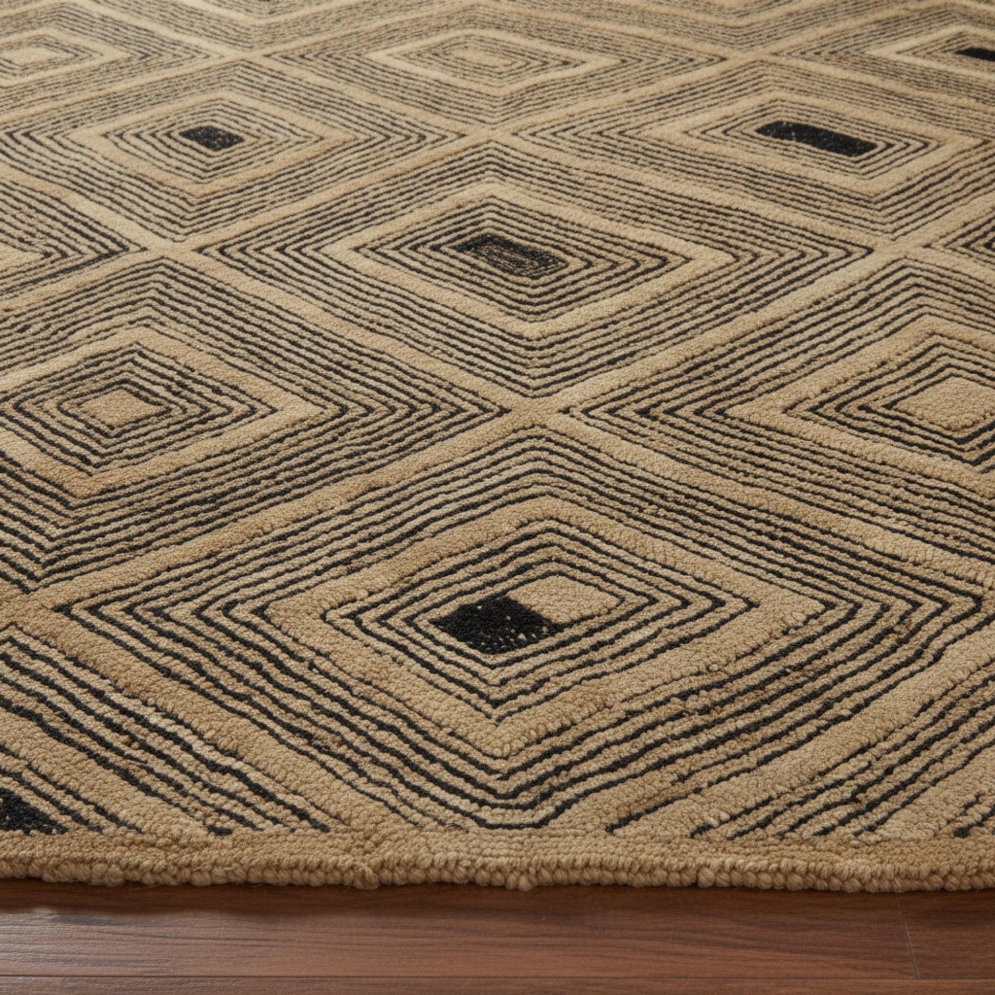 Moroccan Hand Tufted Wool Blend Carpet - Beige & Black Diamonds - Vliving