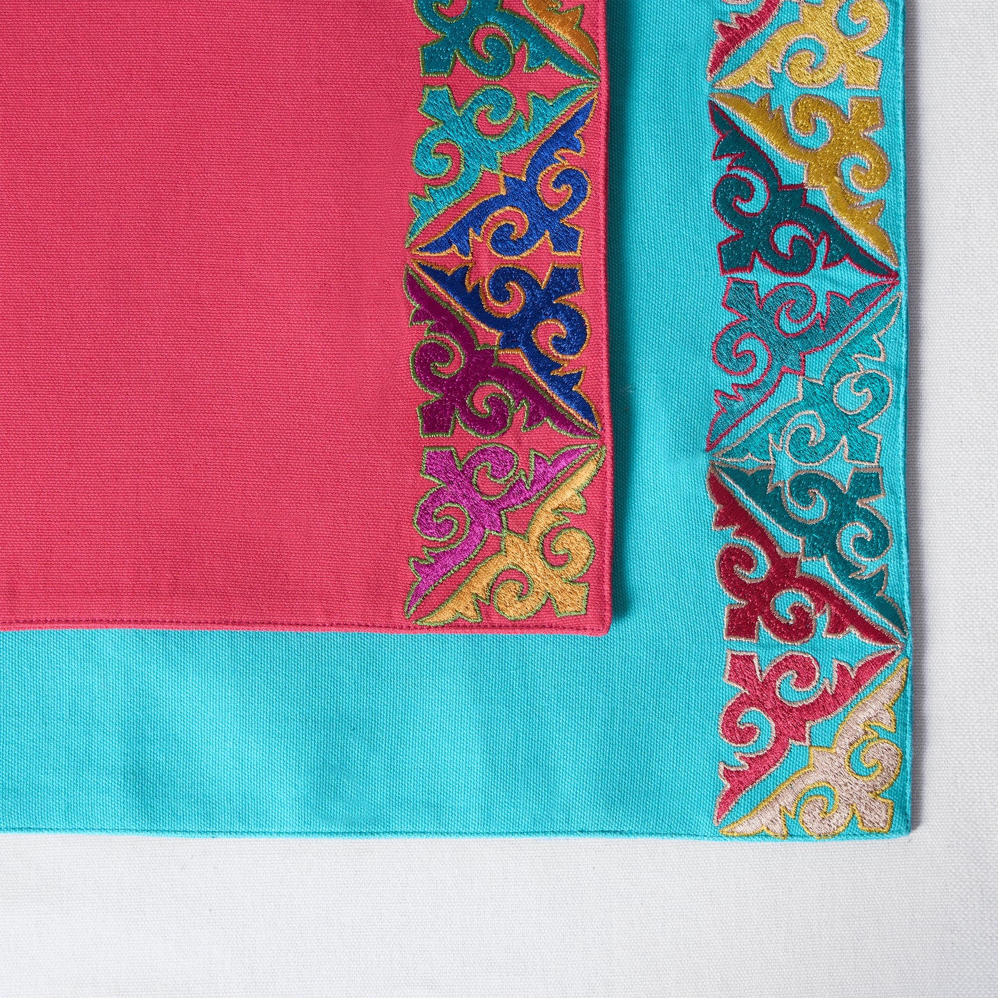 KASHIDAKAARI - Turquoise, geometrical pattern, embroidered placemats