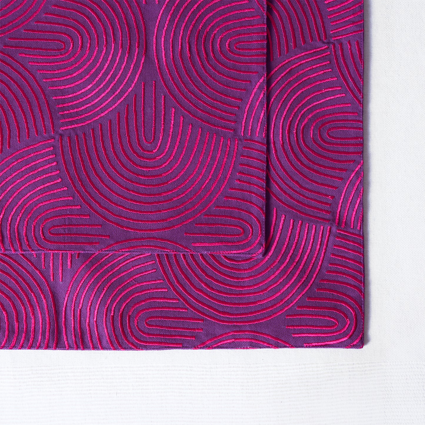 KASHIDAKAARI - Plum, modern retro, geometrical pattern, embroidered placemats