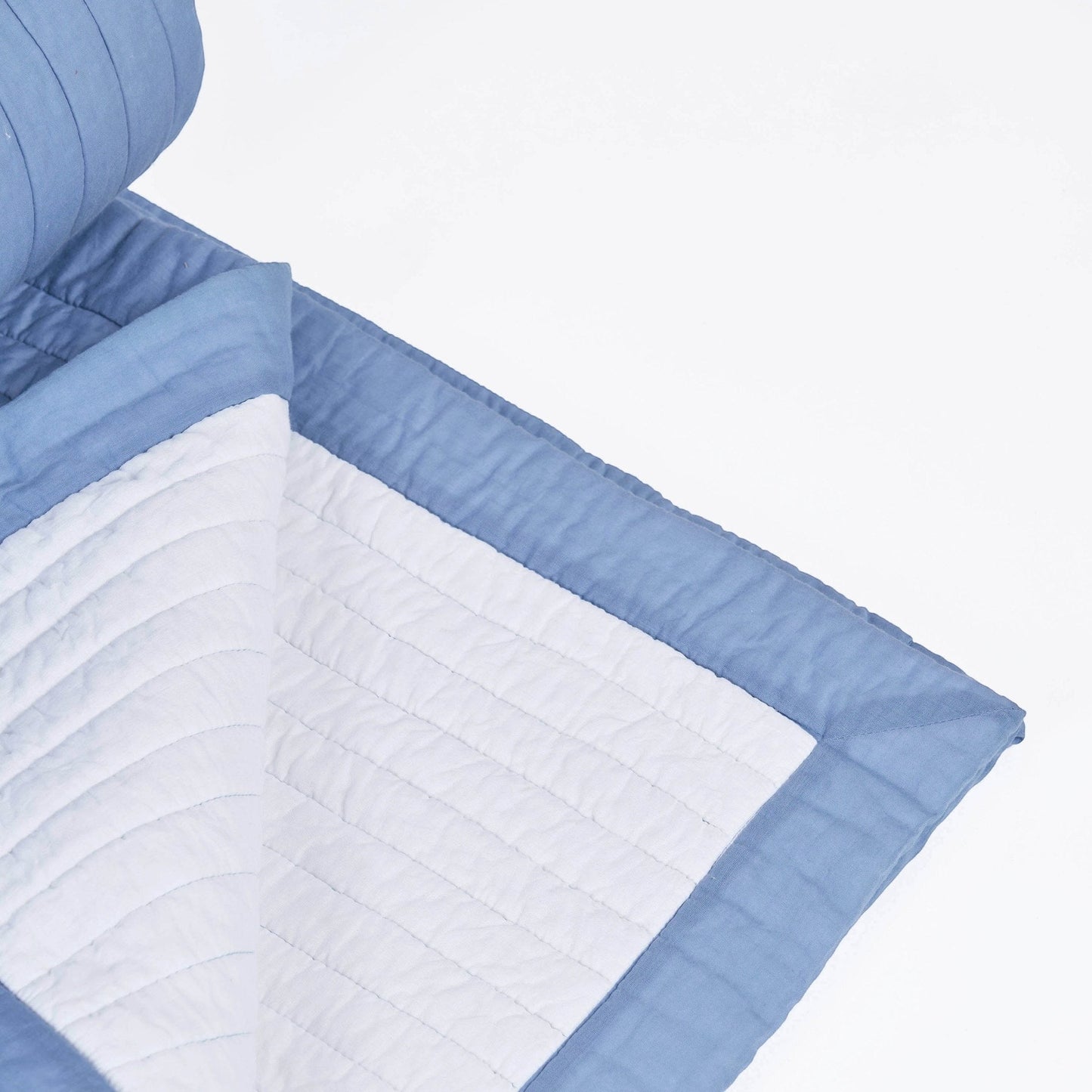 Vliving denim blue quilted cotton blanket with white center and stripe pattern. Features a 2-inch border.