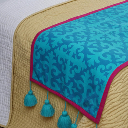 Vliving turquoise printed cotton bed runner with tassels and hot pink border, featuring an oriental Shyrdak pattern.